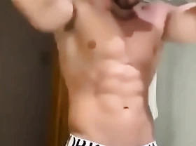 Malhado se exibindo de cueca