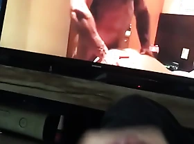 Gozando assistindo pornô
